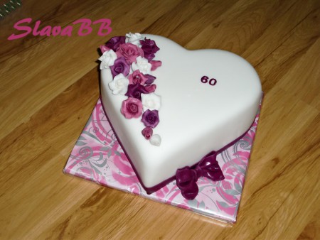 Torta "Srdiečko s ružičkami" cesto: vanilkové plnka: smotanová-tvarohová ovocie: banány váha: 3,7 kg
